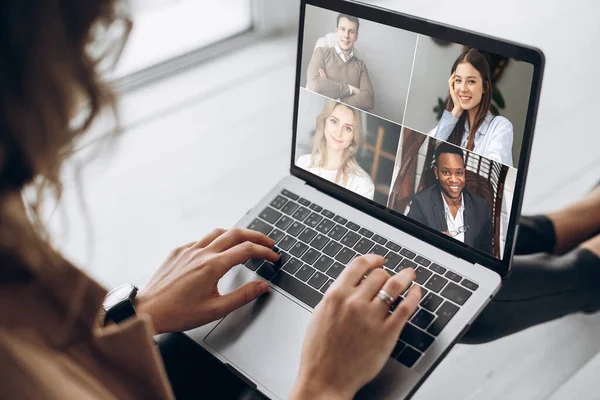 Konferensi video rekan bisnis comminacation online pekerja lepas laptop jauh wanita Stok Foto Bebas Royalti