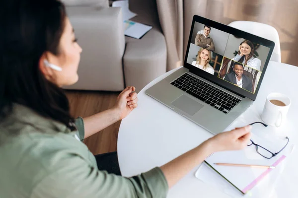 Videokonferanse forretningskollega nedvurderer frilanser på nettet fra fjernarbeid laptop woman royaltyfrie gratis stockbilder