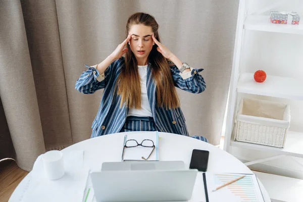 Jovencita Cansada Dolor Cabeza Por Trabajar Portátil Chica Cansada Mucho — Foto de Stock