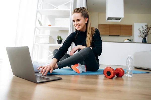 Video Tutorial Sul Fitness Giovane Ragazza Sorridente Abbigliamento Sportivo Siede — Foto Stock