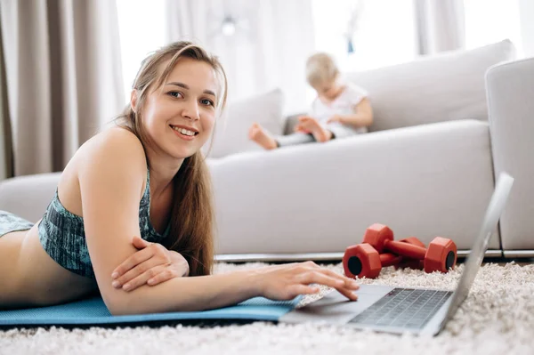 Sport Home Young Attractive Mom Doing Sports Home Watching Video — Stock Photo, Image