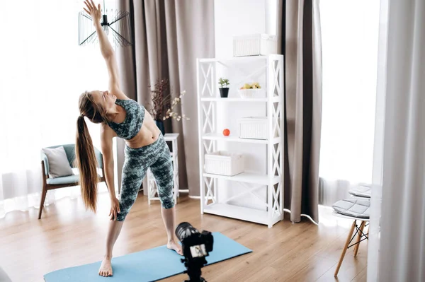 스포츠 점에서 스포츠 블로거는 집에서 어떻게 운동을 하는지 비디오를 찍는다 — 스톡 사진