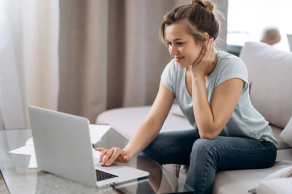 Nakupování Online Atraktivní Mladá Dívka Domácím Oblečení Sedí Doma Gauči — Stock fotografie