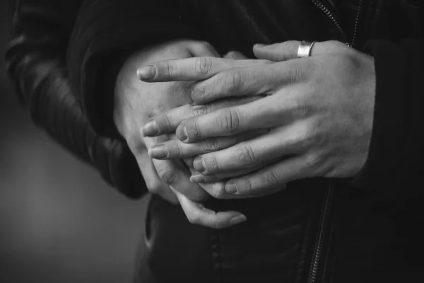 Fechar o par segurando as mãos — Fotografia de Stock