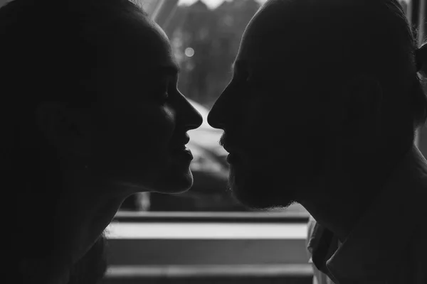 Silhouetten von küssendem Paar Stockfoto