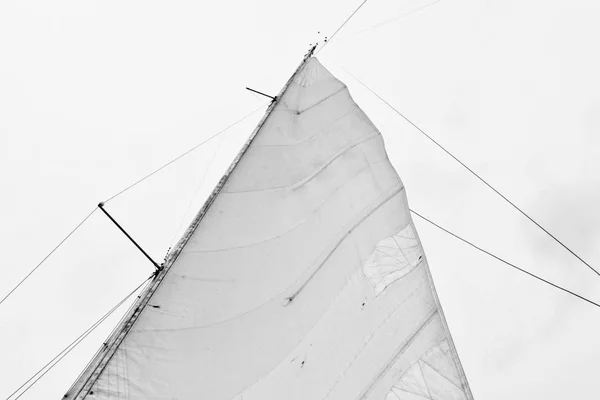 Vela de um barco à vela contra o céu — Fotografia de Stock