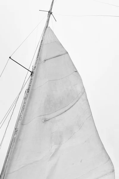 Segel eines Segelbootes gegen den Himmel lizenzfreie Stockbilder