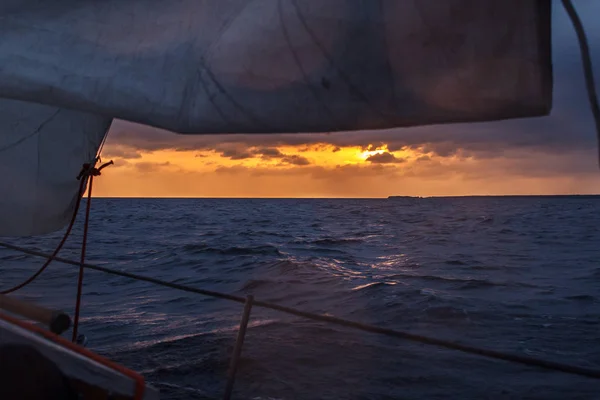 Dramatischer Sonnenuntergang mit Meerblick von der Jacht Stockfoto