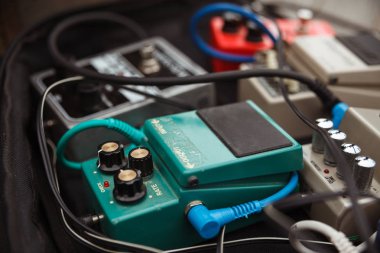 distorsiyon etkisi pedallar ve amplifikatörler seçici odak