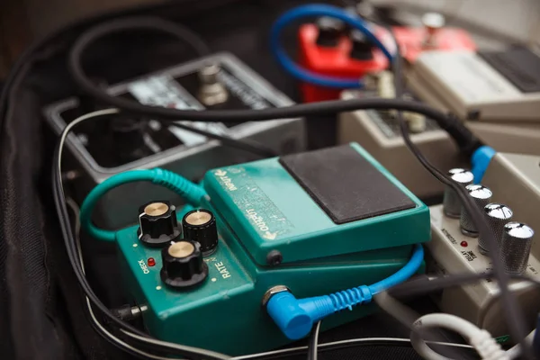 Distortion effect pedals and amplifiers Selective focus — Stock Photo, Image