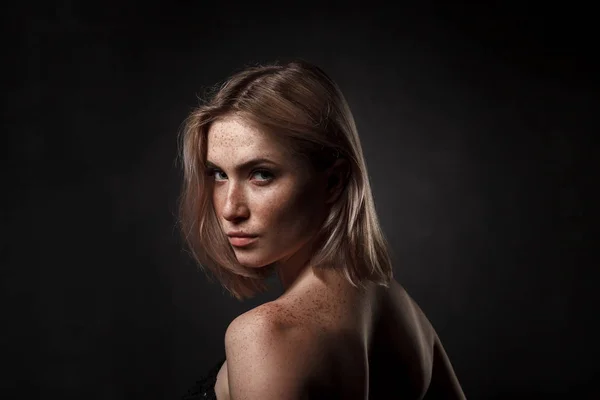Filmisches Porträt eines Mädchens im dunklen Studio lizenzfreie Stockfotos