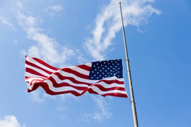 Uçan bir half-staff Amerika Birleşik Devletleri bayrağı