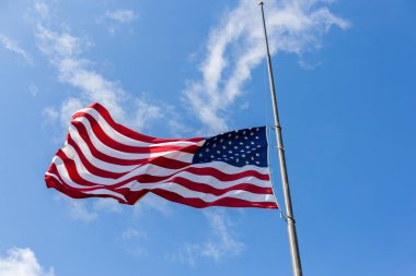 Uçan bir half-staff Amerika Birleşik Devletleri bayrağı