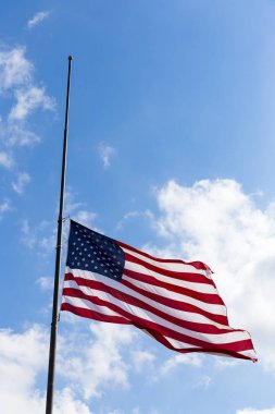 Uçan bir half-staff Amerika Birleşik Devletleri bayrağı