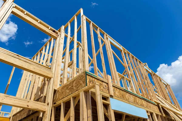 Hou tek aile ev inşaat - yeni bir ahşap bina çerçeveli