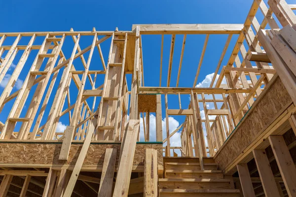 Hou tek aile ev inşaat - yeni bir ahşap bina çerçeveli