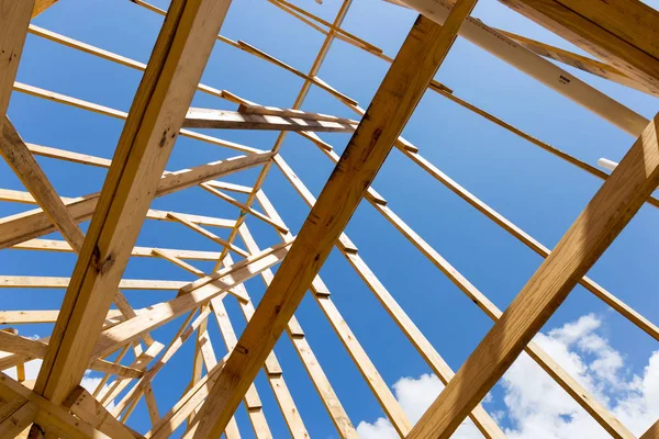 Hou tek aile ev inşaat - yeni bir ahşap bina çerçeveli