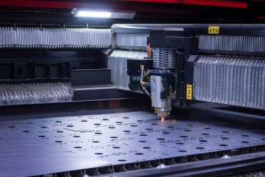 büyük sac kesme lazer makine. Otomatik kesim Cnc, Plc makine tarafından lazer kıvılcımlar. imal iş, fabrika, üretim