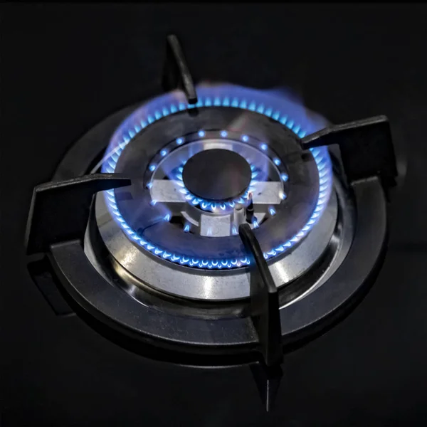 Koyu arka plan üzerinde gaz brülör üzerinde doğal gaz yakma