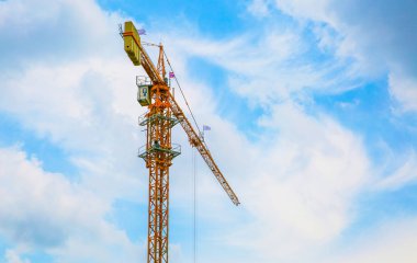  Gökyüzü üzerinde inşaat vinç
