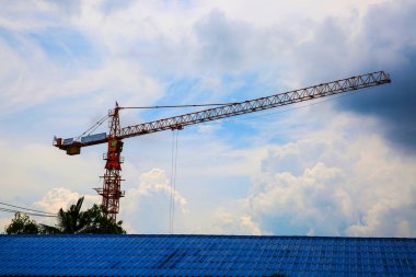  Gökyüzü üzerinde inşaat vinç