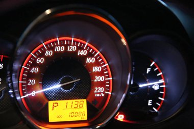 Benim arabada kilometre sayacı hız