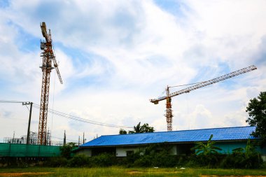  Gökyüzü üzerinde inşaat vinç