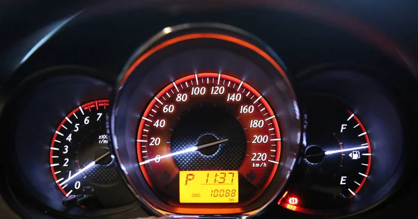 Одометр Скорость в моей машине — стоковое фото
