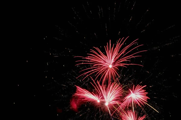 Gece gökyüzünde havai fişekler