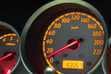 Benim arabada kilometre sayacı hız