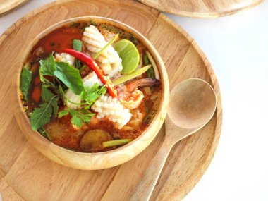  Tom yam Kong çorba wihte arka zemin üzerinde. Tayland gıda.