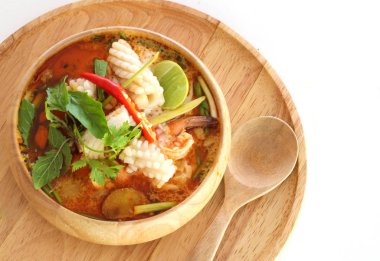  Tom yam Kong çorba wihte arka zemin üzerinde. Tayland gıda.