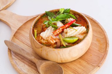  Tom yam Kong çorba wihte arka zemin üzerinde. Tayland gıda.