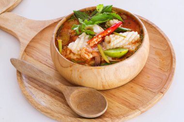  Tom yam Kong çorba wihte arka zemin üzerinde. Tayland gıda.