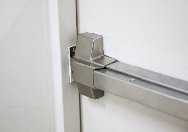 Yangın kapıları., yangın çıkış., bir şekilde kapıyı aç.