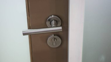 Yangın kapıları., yangın çıkış., bir şekilde kapıyı aç.