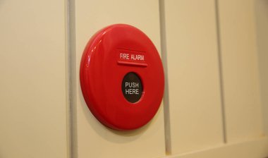 Kırmızı yangın alarm alarmı ahşap duvar