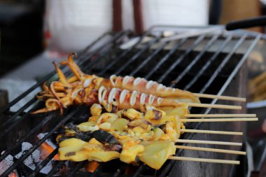  Tayland ve kıyı sokak bir dükkanda ızgara mürekkep