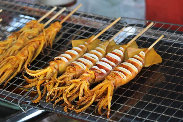 Grilled squids in a street shop along the shore in Thailand — Stock Photo, Image