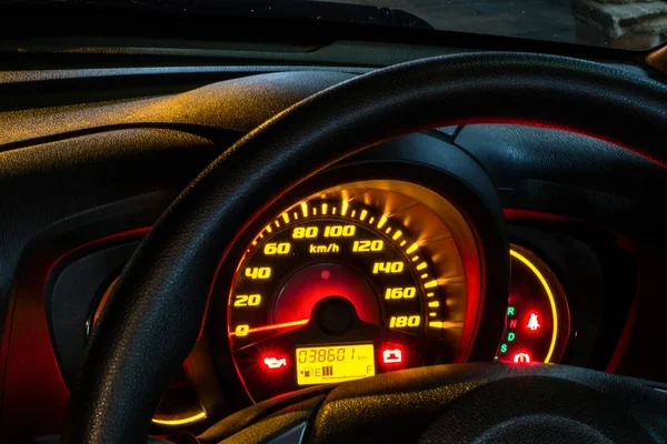 Kilometerteller snelheid in mijn auto — Stockfoto
