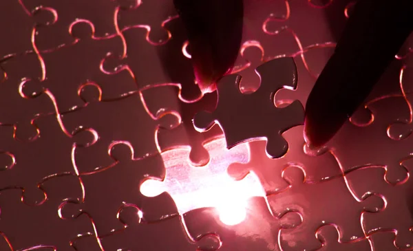 Ontbrekende puzzelstuk met licht gloed, Business concept fo — Stockfoto