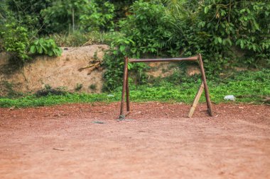 Eski paslı futbol gol kırsal kesimde.