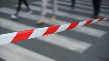 Yaya geçidi zebra crosswal bir koruma, bir yaya geçidi geçiş insanlar bandı ile
