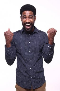 Beyaz arka plan önünde mutlu adam