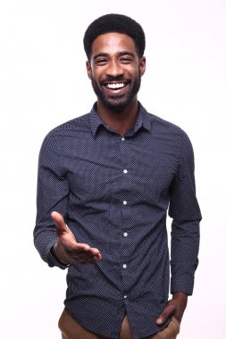 Beyaz arka plan önünde mutlu adam