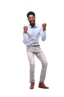 Beyaz arka plan önünde mutlu siyah adam
