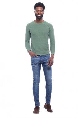 Beyaz arka plan önünde mutlu siyah adam