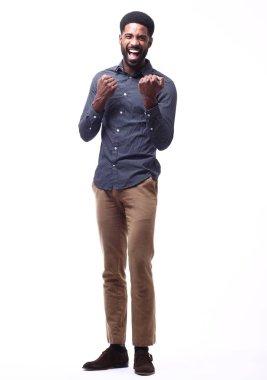 Beyaz arka plan önünde mutlu siyah adam