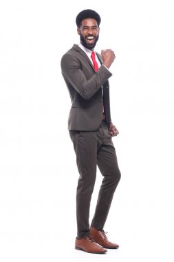 Beyaz arka plan önünde mutlu siyah adam