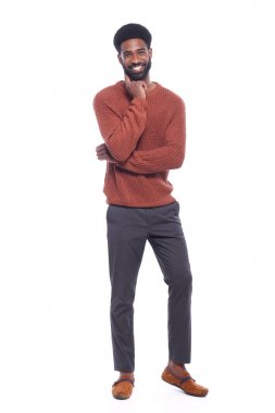 Beyaz arka plan önünde mutlu siyah adam